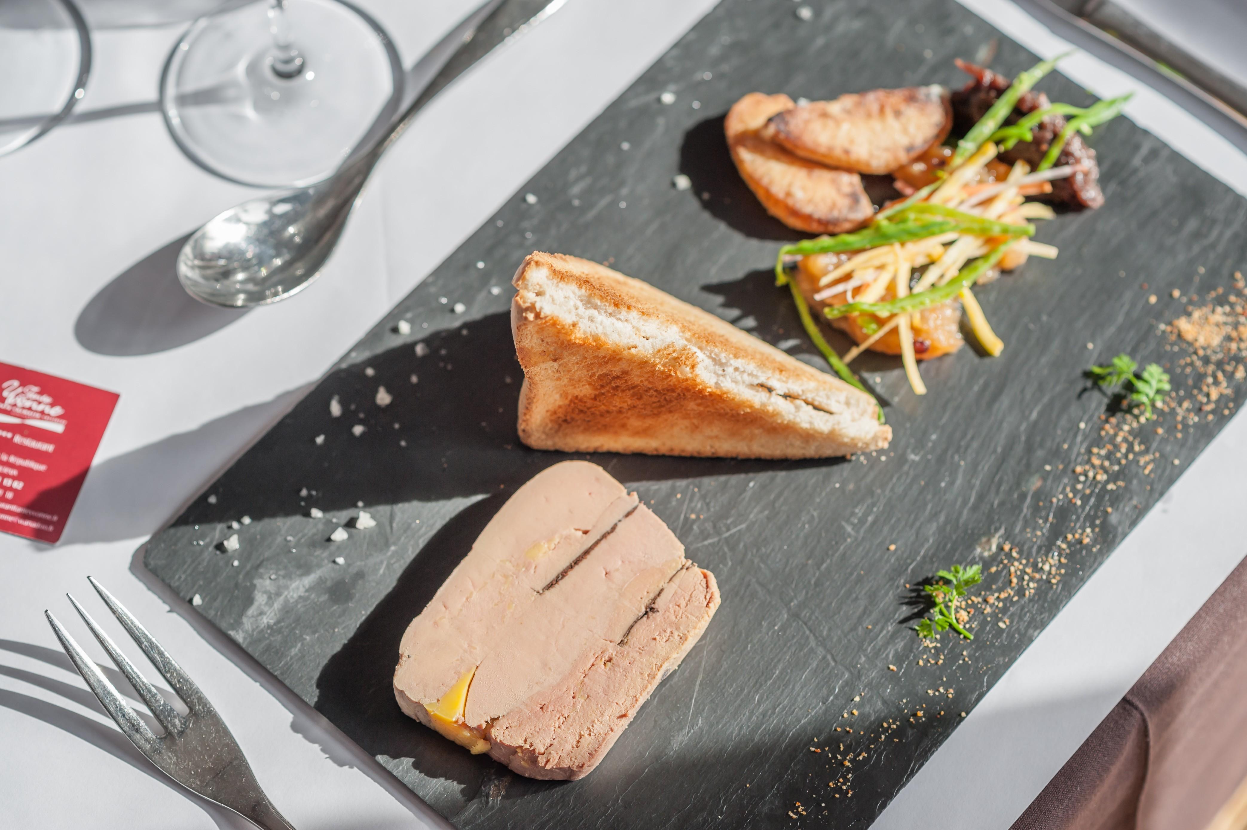 Hotel Logis Tante Yvonne&son Restaurant Semi-gastronomique - Lyon Nord 3*