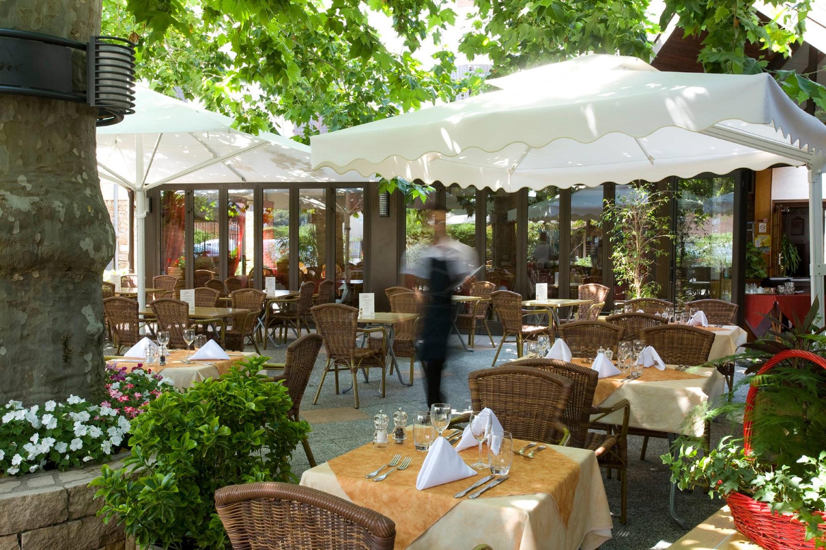 Logis Tante Yvonne&son Restaurant Semi-gastronomique - Lyon Nord Hotel Quincieux