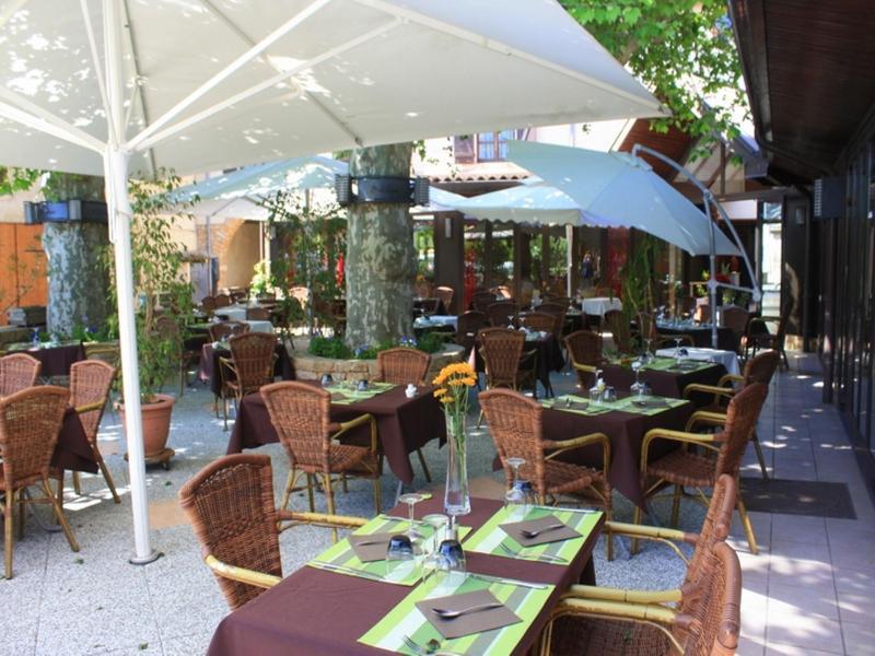 Logis Tante Yvonne&son Restaurant Semi-gastronomique - Lyon Nord Hotel Quincieux