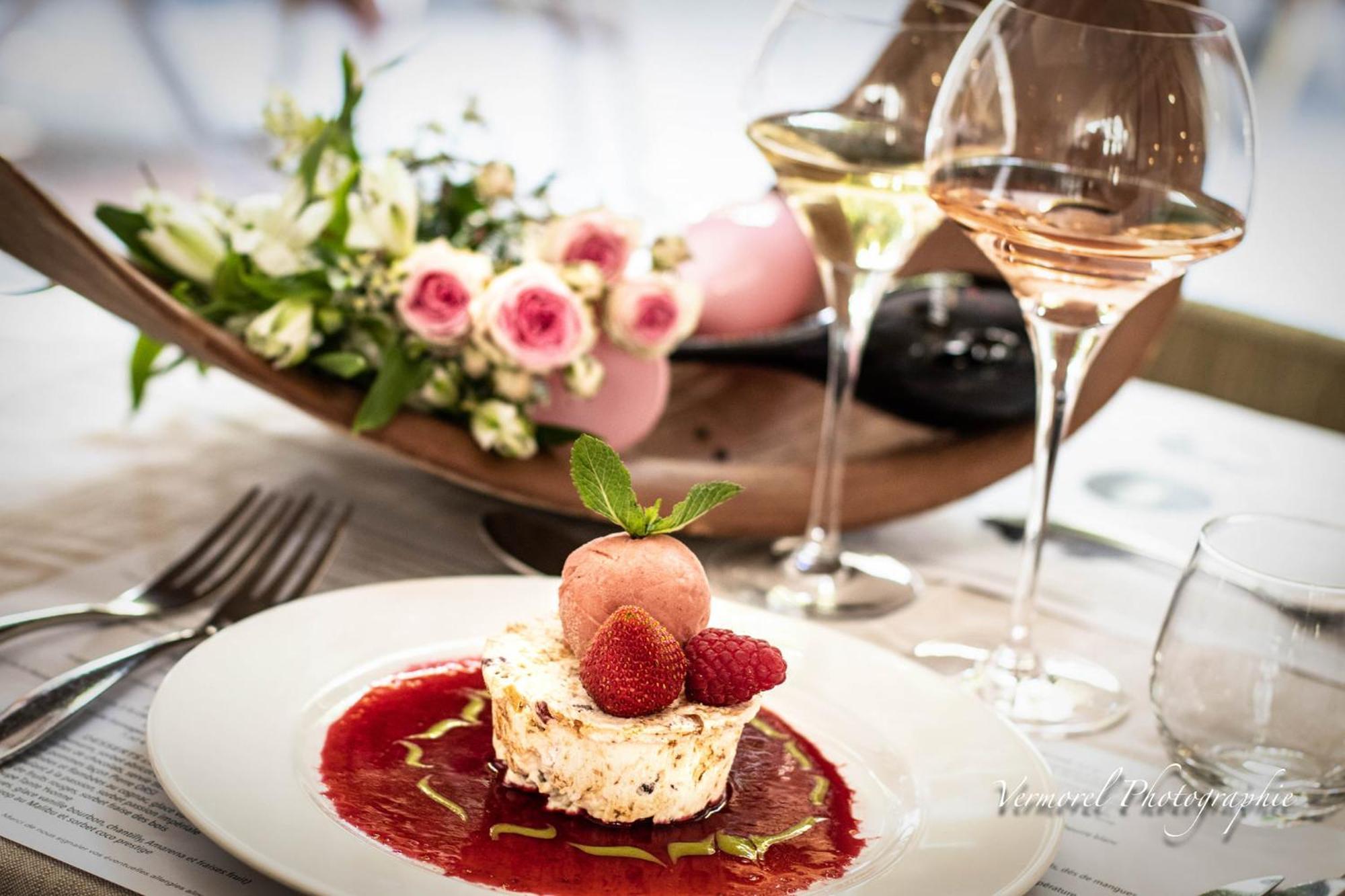 Hotel Logis Tante Yvonne&son Restaurant Semi-gastronomique - Lyon Nord 3*